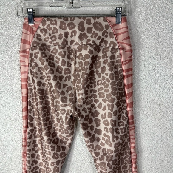 Good American Pink Electric Feel Legging & Bra 2 pc Set Leopard Print SZ 3 L - Picture 3 of 8